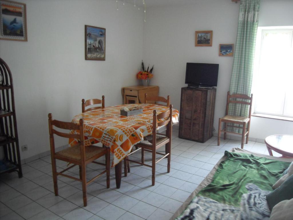 Gites De Mer Port-en-Bessin-Huppain Room photo